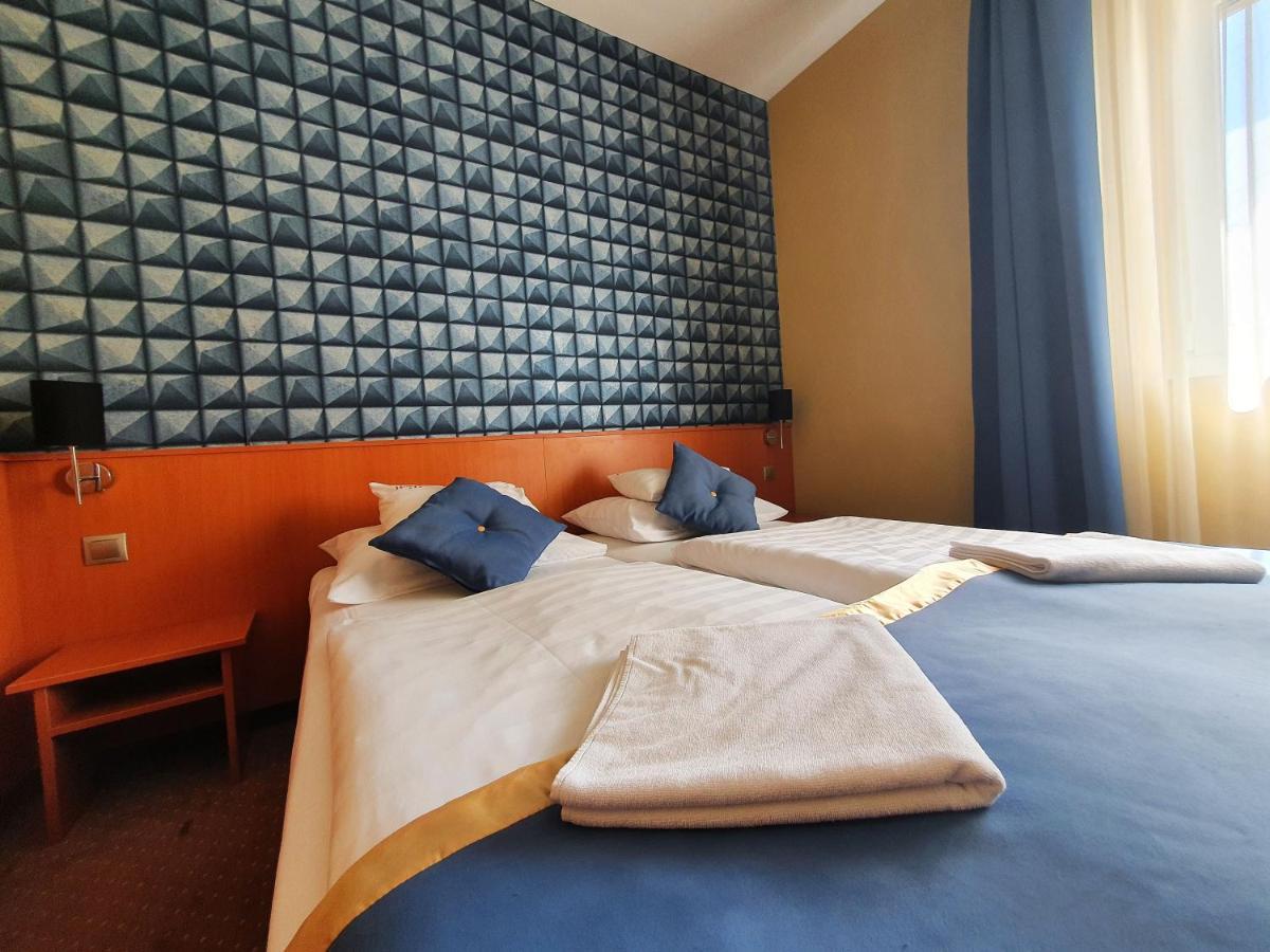 Hotel Platan Székesfehérvár Buitenkant foto