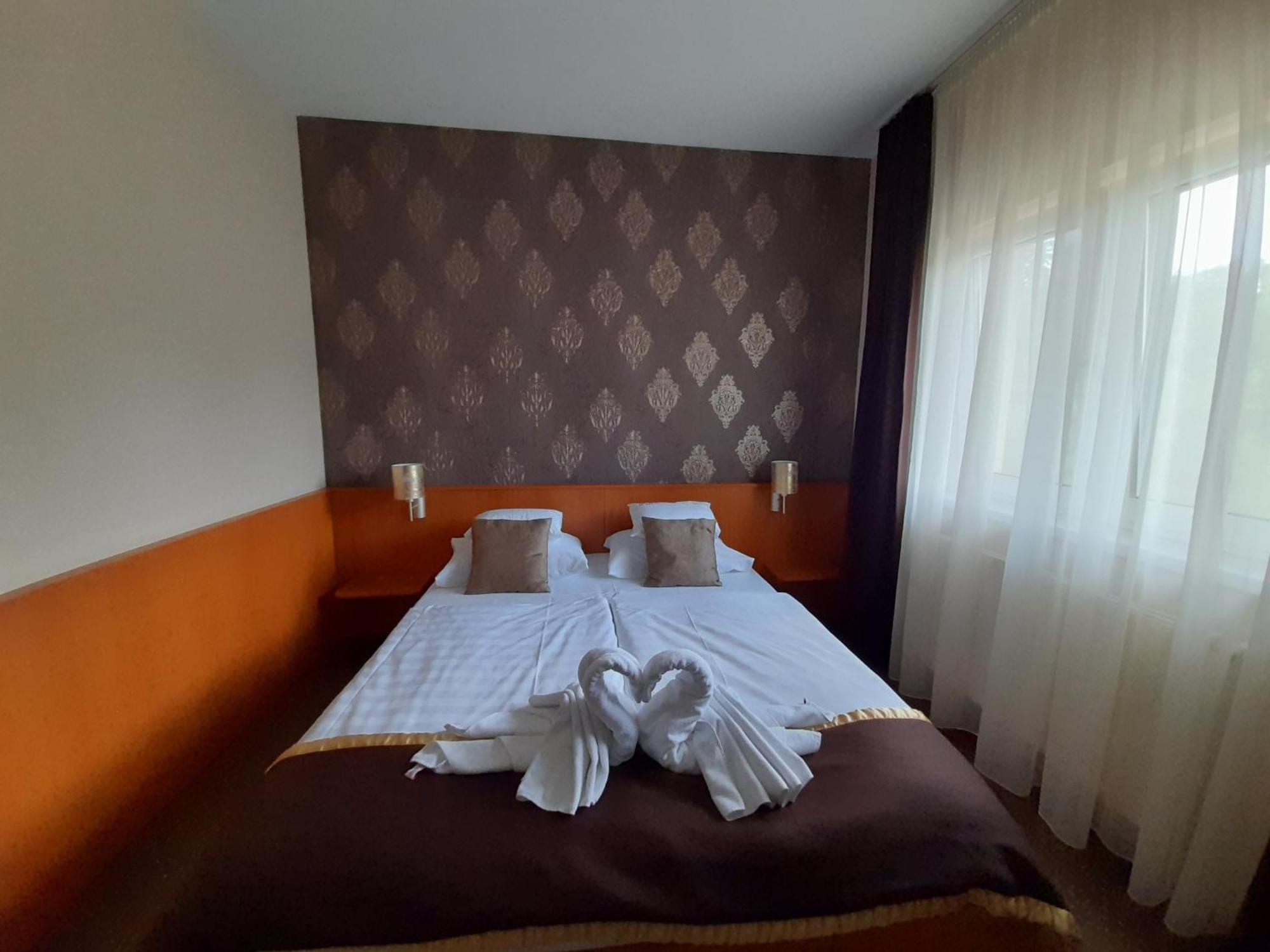 Hotel Platan Székesfehérvár Buitenkant foto