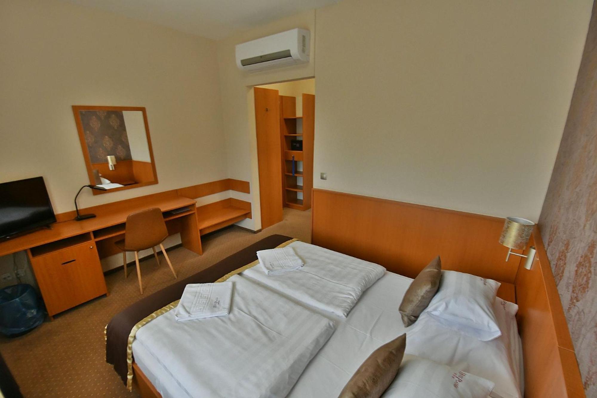 Hotel Platan Székesfehérvár Buitenkant foto