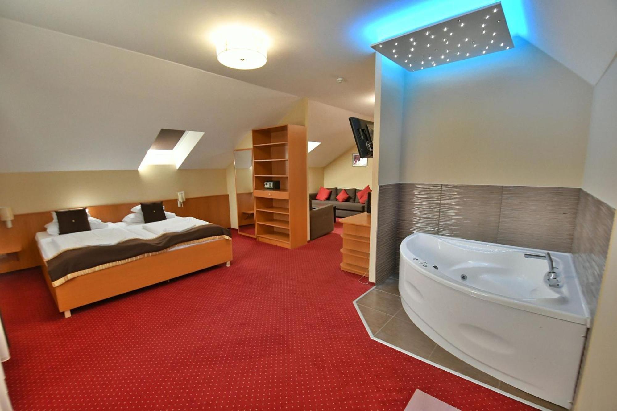 Hotel Platan Székesfehérvár Buitenkant foto