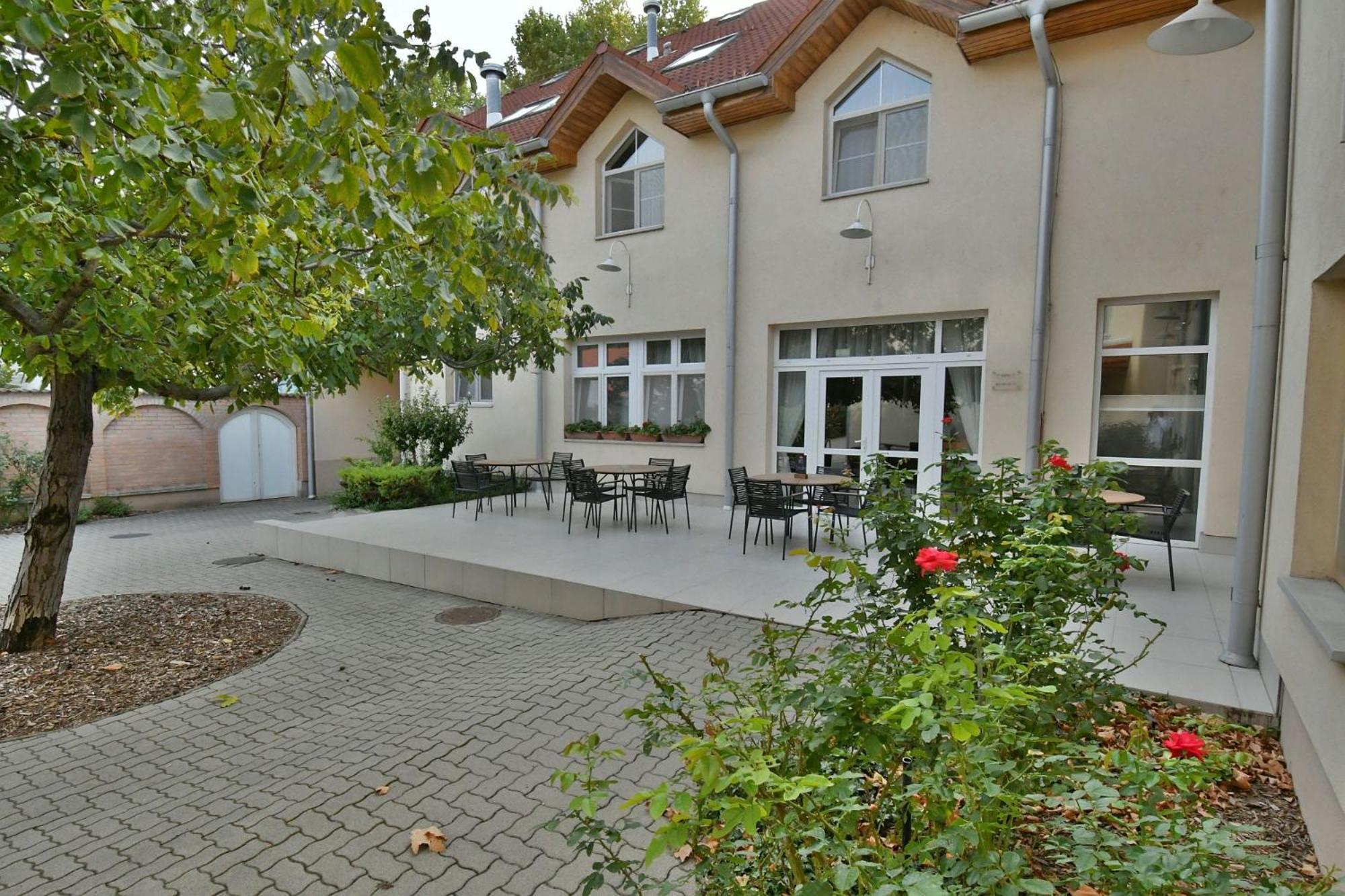 Hotel Platan Székesfehérvár Buitenkant foto