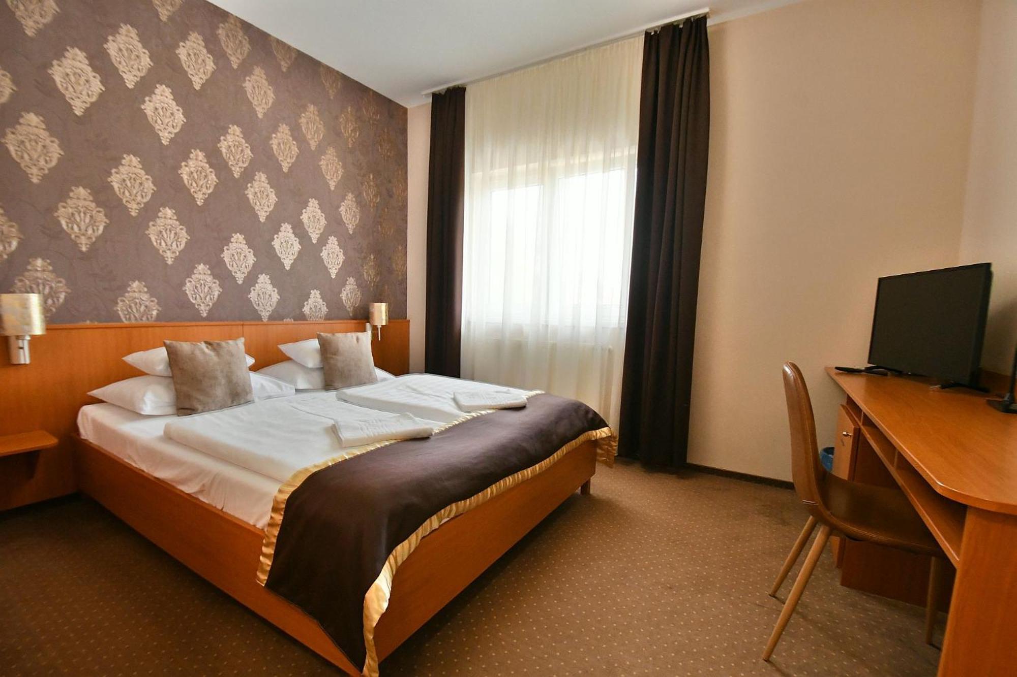 Hotel Platan Székesfehérvár Buitenkant foto