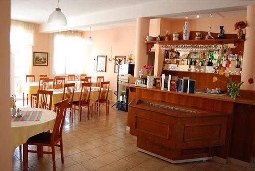 Hotel Platan Székesfehérvár Buitenkant foto