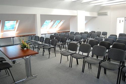 Hotel Platan Székesfehérvár Buitenkant foto