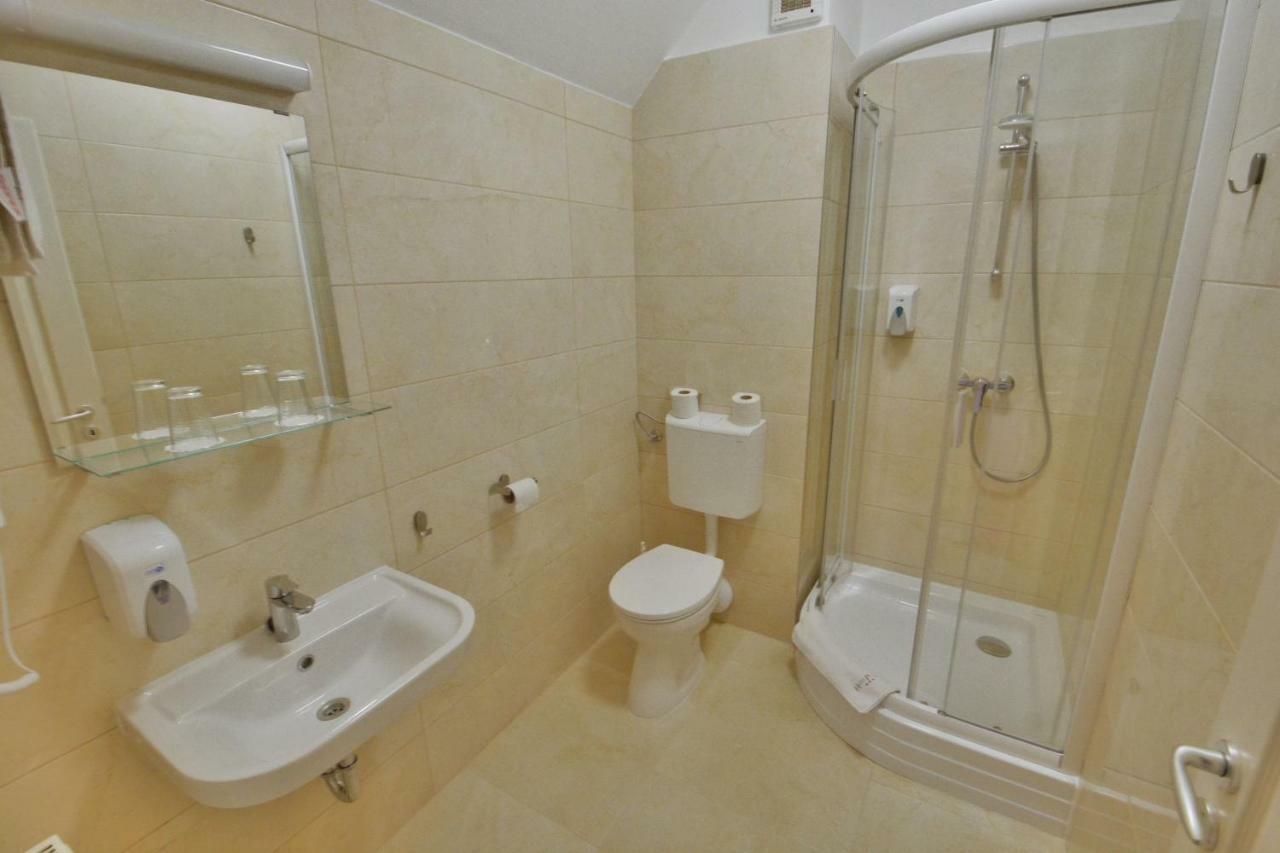 Hotel Platan Székesfehérvár Buitenkant foto