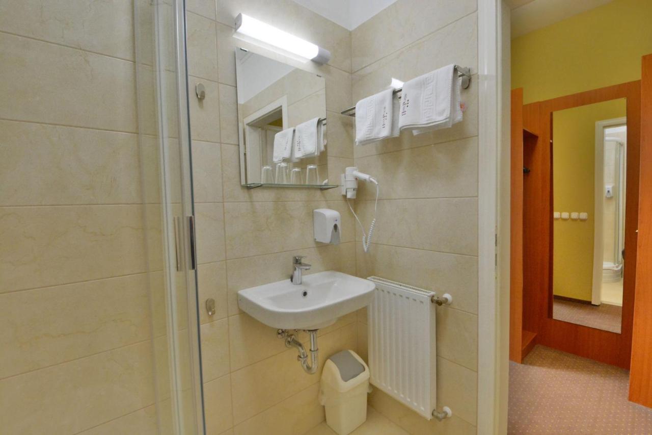 Hotel Platan Székesfehérvár Buitenkant foto
